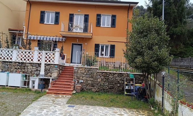 Pugliola House | Charming 3-bedroom country house in lovely Lerici with WiFi, AC, free parking