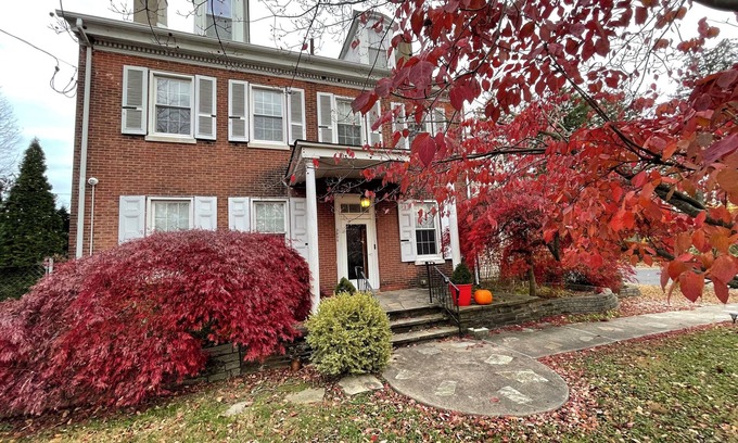 West Bristol Other | Charming 3-bedroom farmhouse in Newportville with fast WiFi and AC