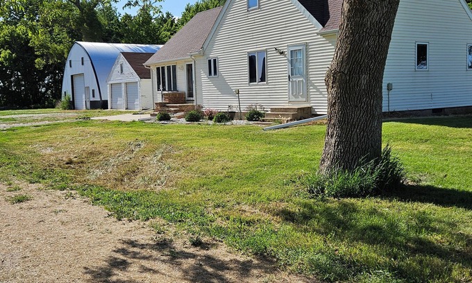 Luverne Other | Charming 3-bedroom farmhouse by Luverne with WiFi and AC