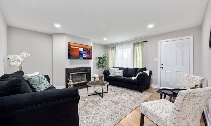 Bridgeview House | Charming 3-bedroom house with AC and WiFi in serene Bridgeview