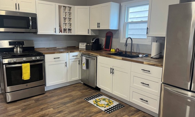 Coraopolis House | Charming 3-bedroom house with WiFi and AC in Pittsburgh suburb