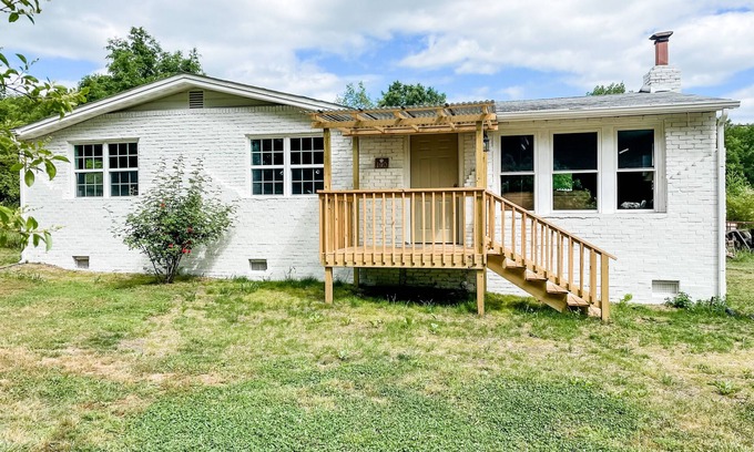 Honea Path House | Charming 3-bedroom house with WiFi, AC, private backyard in tranquil Honea Path