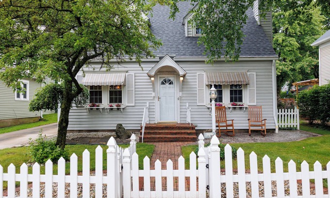 Middlebury House | Charming 3-bedroom house located on Main Street in Downtown Middlebury