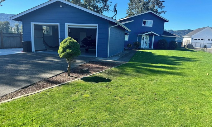 Cathlamet House | Charming 3-bedroom house with AC, WiFi in gorgeous Cathlamet waterfront home