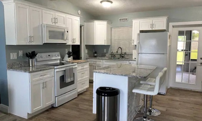 Chuluota House | Charming 3-bedroom home away from home.