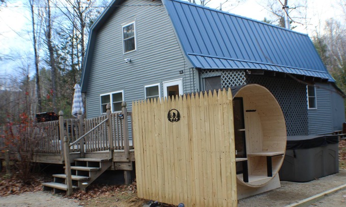 South Chatham House | Charming 3-bedroom house with AC, WiFi, Sauna and Hot tub in fabulous Fryeburg
