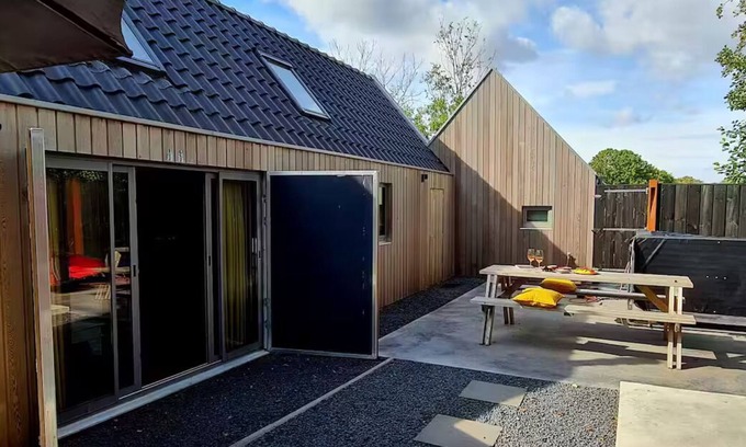 Holwerd House | Charming 3 bedroom house with fireplace, jacuzzi and sauna "Wellness op'e Klaai"