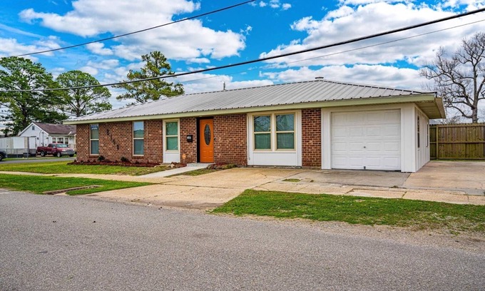 Kenner - Louis Armstrong International Airport House | Charming 3-bedroom house with AC and WiFi in awesome Kenner
