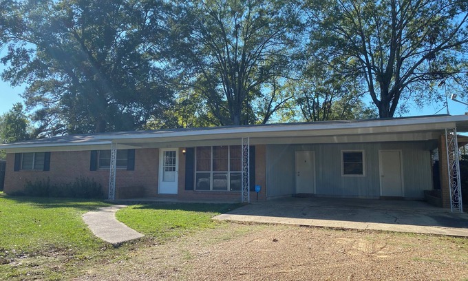 Nash House | Charming 3-bedroom house with WiFi and AC in Nash