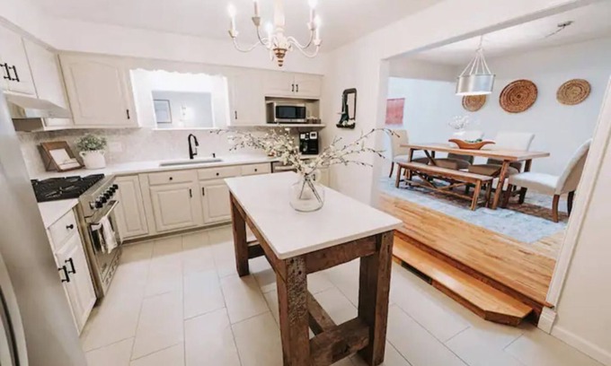 Peoria House | Charming 3 Bedroom Ranch by downtown Peoria & OSF!