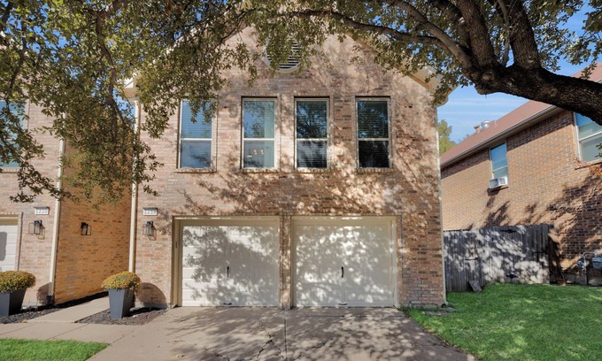 Grapevine House | Charming 3-bedroom townhome with AC and WiFi in Grapevine