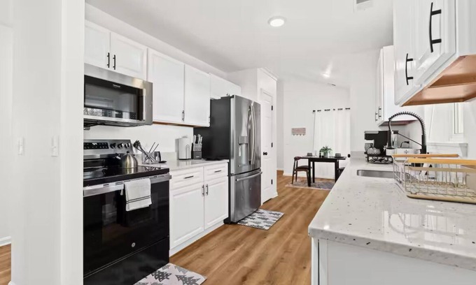 Drayton Plains House | Charming 3-bedroom house in Auburn Hills with AC, WiFi