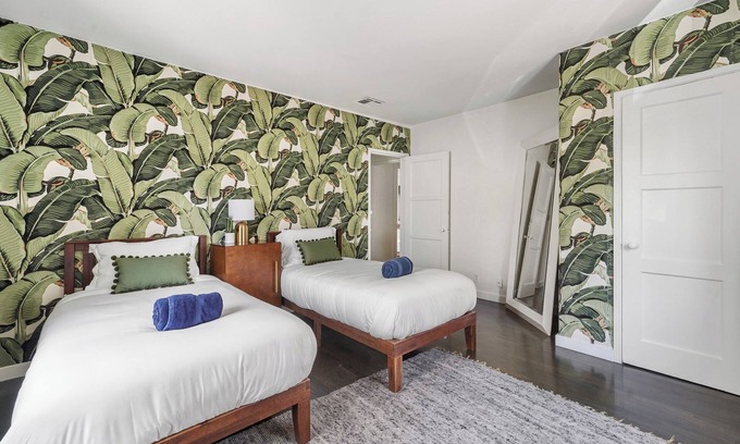 Hollywood House | Charming 3-bedroom house in terrific Hollywood/Los Angeles locale with WiFi, AC