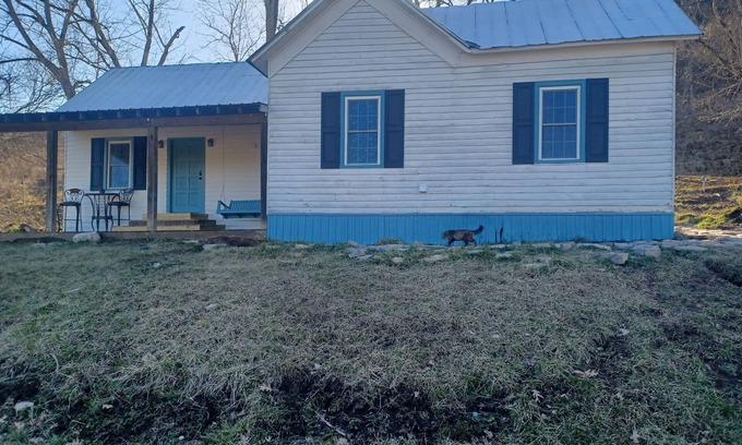 Mooresburg Cabin | Charming 3-bedroom cabin with AC and WiFi in delightful Rogersville