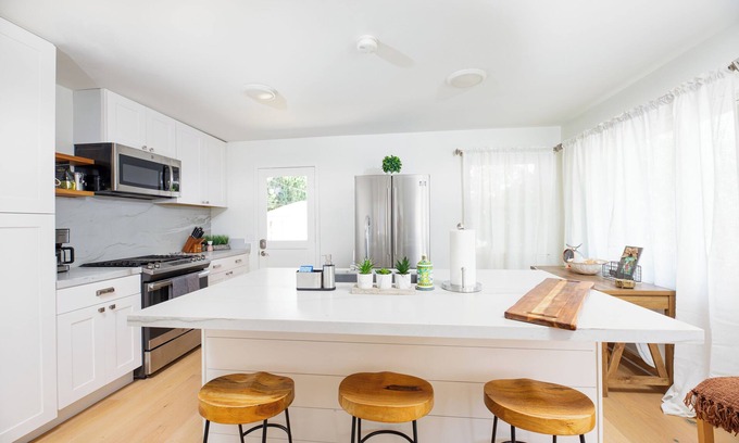 East Mesa House | Charming 3-bedroom house with AC, WiFi on the Mesa!