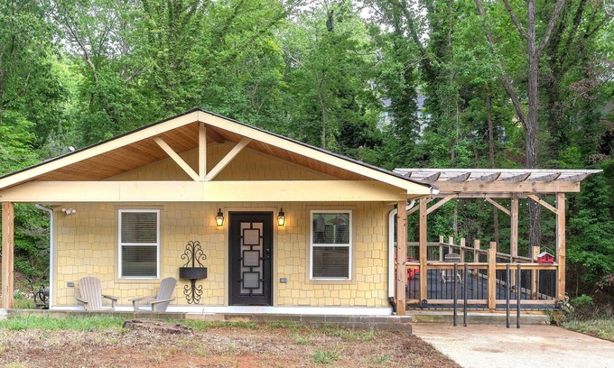 Gainesville Cabin | Charming 3BR Cabin w/All the Comforts – WiFi & AC in Beautiful Gainesville