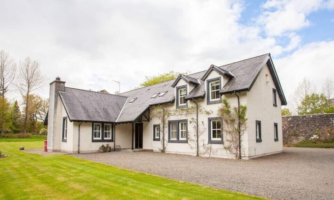 Glasgow House | Charming 4-Bed Cottage with Large, Private Gardens