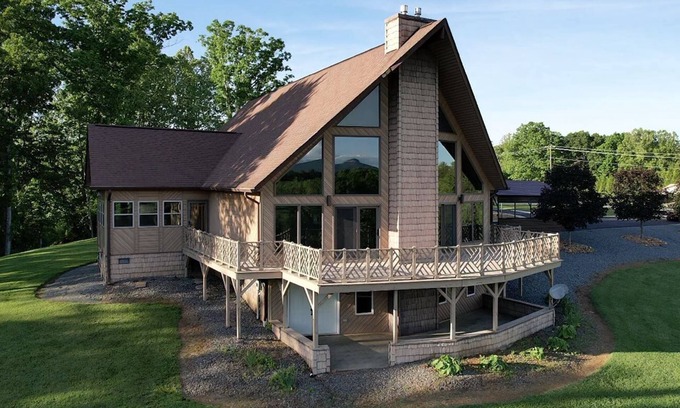 Pilot Mountain Ski Chalet | Charming 4-bedroom Chalet with WiFi and Welcoming View of Pilot Mountain