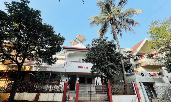 Nashik House | Charming 4-bedroom bungalow with WiFi and AC in delightful Nashik