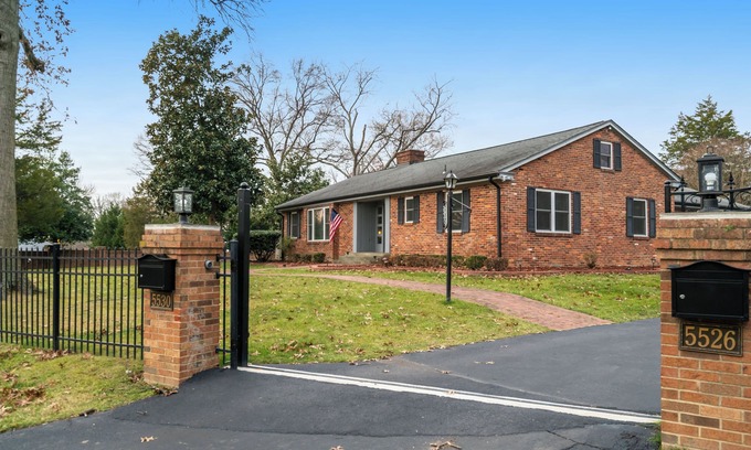 Alexandria West House | Charming 4-bedroom house with WiFi and AC in enjoyable Alexandria