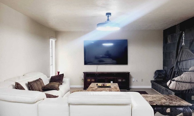 The Colony House | Charming 4-bedroom house Fast Wi-Fi + All room Smart TV's +Deck/Patio The Colony
