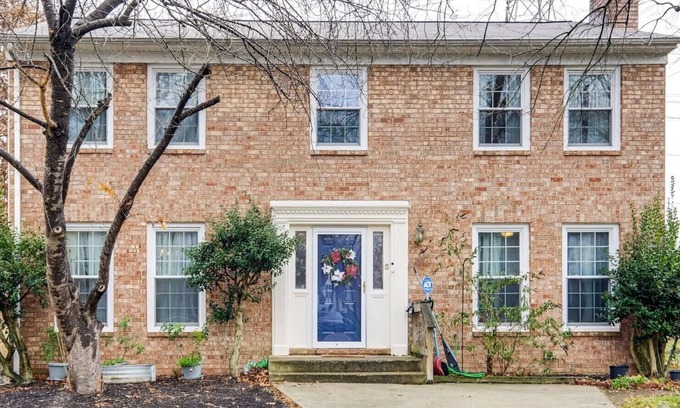 Lake Ridge House | Charming 4-bedroom house with WiFi and AC in welcoming Woodbridge