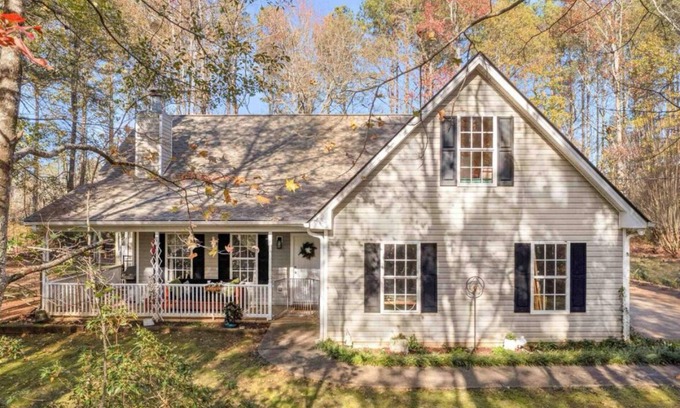 McDonough House | Charming 4-bedroom house with fire pit, rocking chair front porch and WiFI.