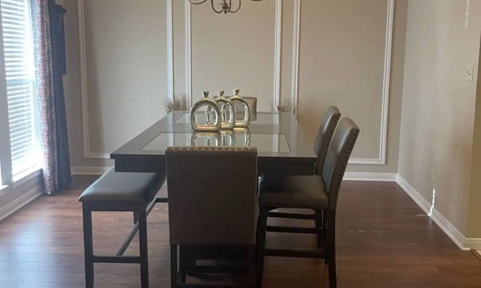 Voth House | Charming 4-bedroom house with WiFi and AC in lovely Beaumont