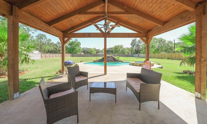 Pearland House | Charming 4-bedroom house with Heated Pool, AC and WiFi in fabulous Pearland