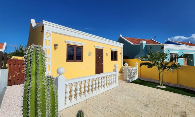 Calbas Plaza Residences House | Charming 4-bedroom house with WiFi and AC in pleasant Noord