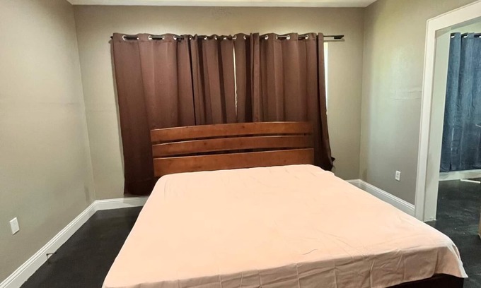 Cedar Crest House | Charming 4-bedroom house with AC and WiFi in wonderful Dallas