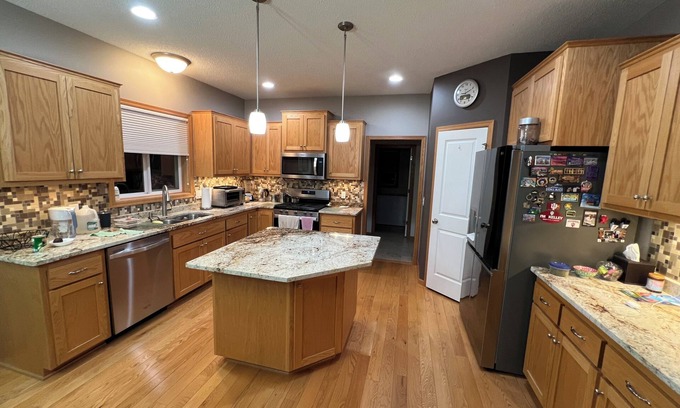 Shakopee House | Charming 4-bedroom single family house with AC, WiFi in lovely Shakopee