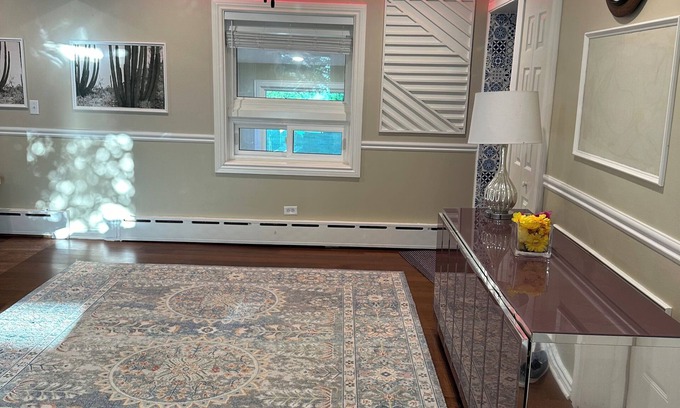 Green Oaks House | Charming 4-bedroom house in Libertyville with WiFi and AC