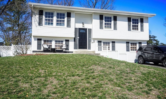 St. Charles House | Charming 4-House in central Waldorf