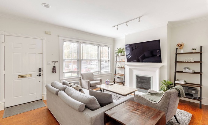 Oak Lawn House | Charming 4BR Duplex in Oak Lawn Private Backyard