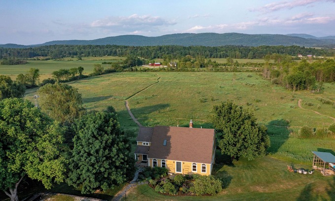 Hinesburg Cottage | Charming 5-bedroom cottage near Lake Champlain and Downtown Burlington