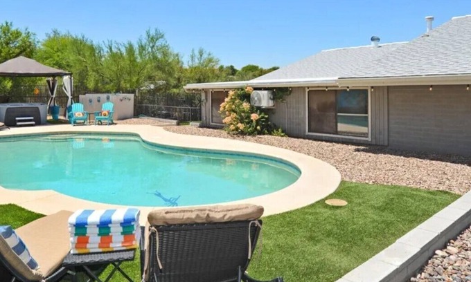 Painted Hills Estates House | Charming 5BR w/Heated Pool/Hot Tub/BBQ/Mtn Views