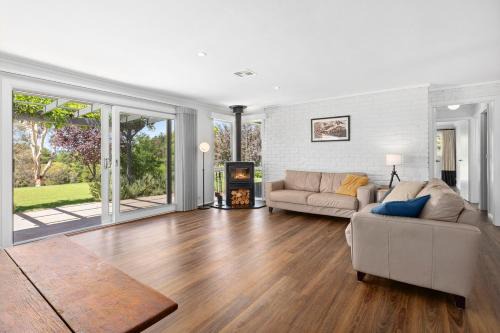 Carwoola House | Charming 6-Bed Farmstay with Tree House