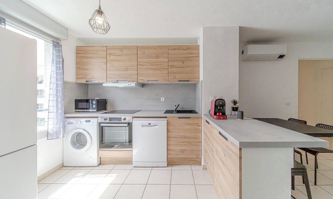 Zola - Pressense Apartment | Charming 6-person apartment with a balcony in Feyssine La Doua