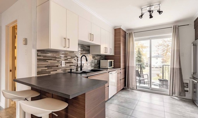 Bout-de-l'Ile Apartment | Charming Accommodation in Montreal