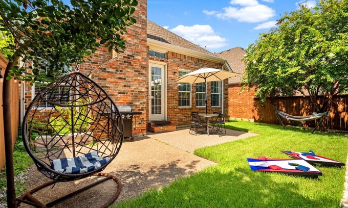 Valley Ranch House | Charming Airport Retreat w/Grill & Hammock Oasis