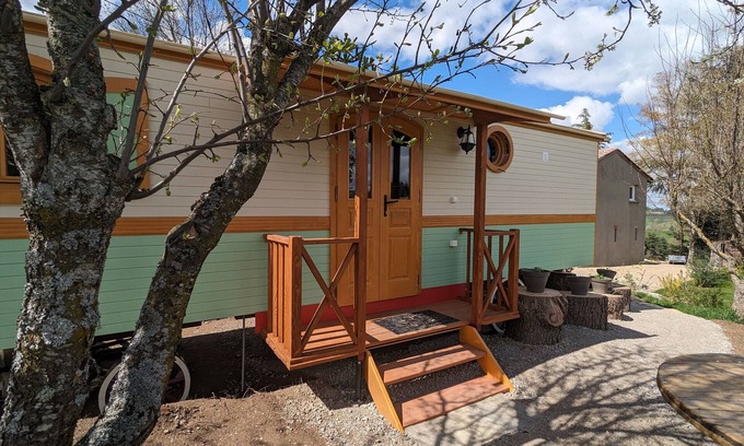 Monistrol-sur-Loire Cottage | Charming All-Season Caravan with Spa, Jacuzzi, and Private Terrace in Monistrol-sur-Loire