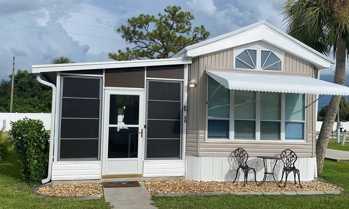 Eagle Point House | Charming and Cozy Tiny Home