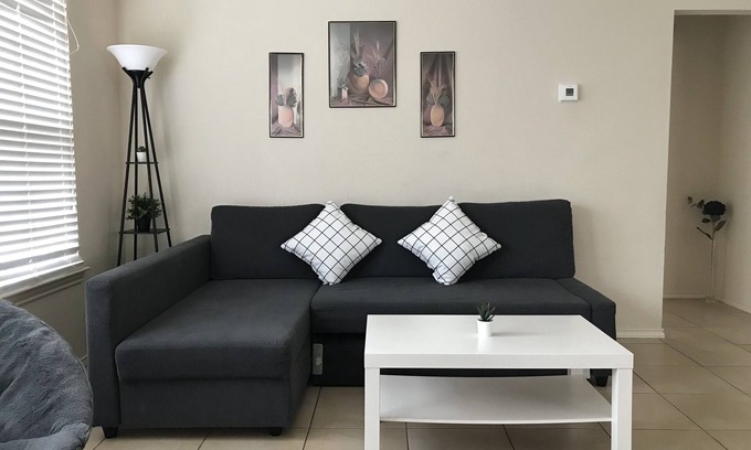 Clodine House | Charming and Relaxing Home Near Bellaire