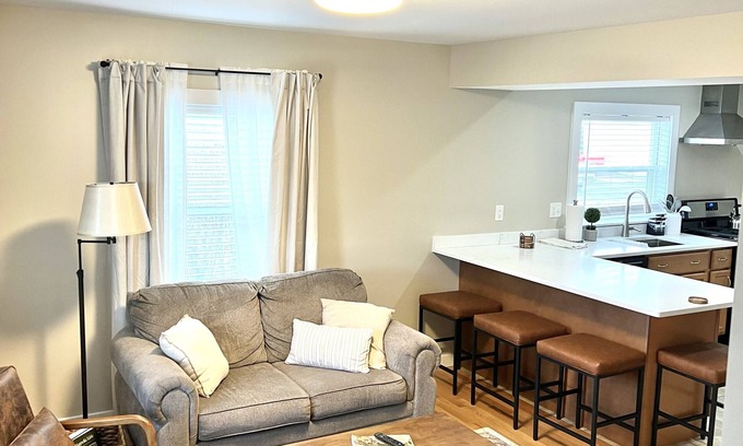 Northwest Harwinton Apartment | Charming apartment 7 minute walk to downtown