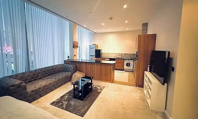 Custom House Apartment | Charming apartment in lovely London with AC