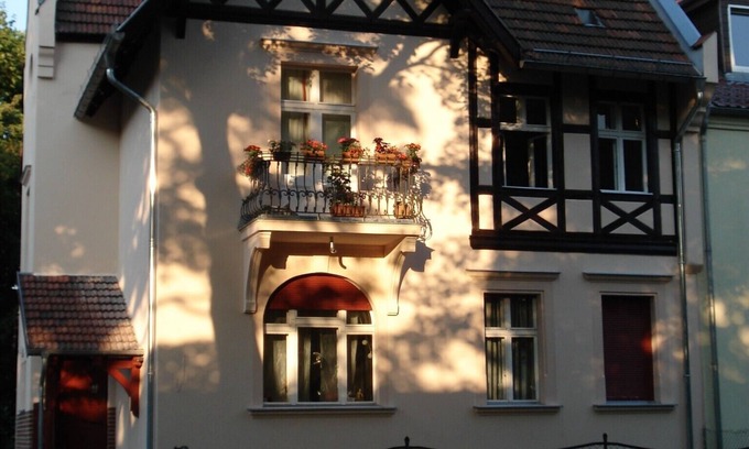 Niederschoenhausen Villa | Charming apartment in Tudor style mansion (only 15 minutes to Prenzlauer Berg)