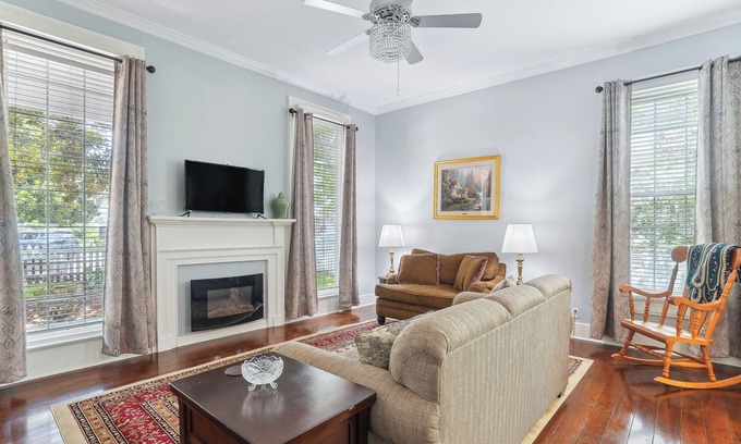 Jefferson Apartment | Charming Apartment Retreat in Historic Jefferson!