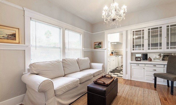 Alamitos Beach Apartment | Charming apartment with WiFi and AC, two blocks to the beach