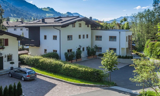 Kitzbuehel Apartment | Charming apartment with a terrace and a garden